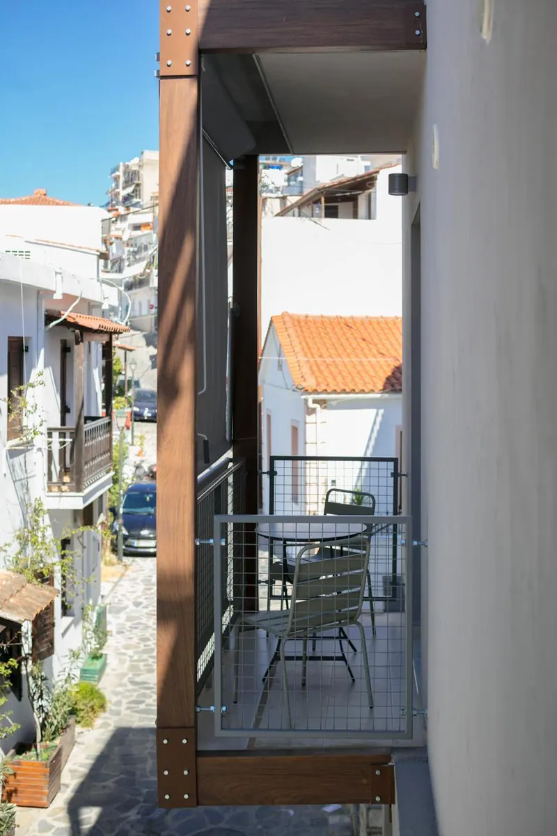 Μπαλκόνι με θέα στο στενό