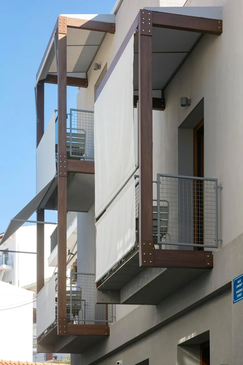 Τα μπαλκόνια πάνω από το στενό