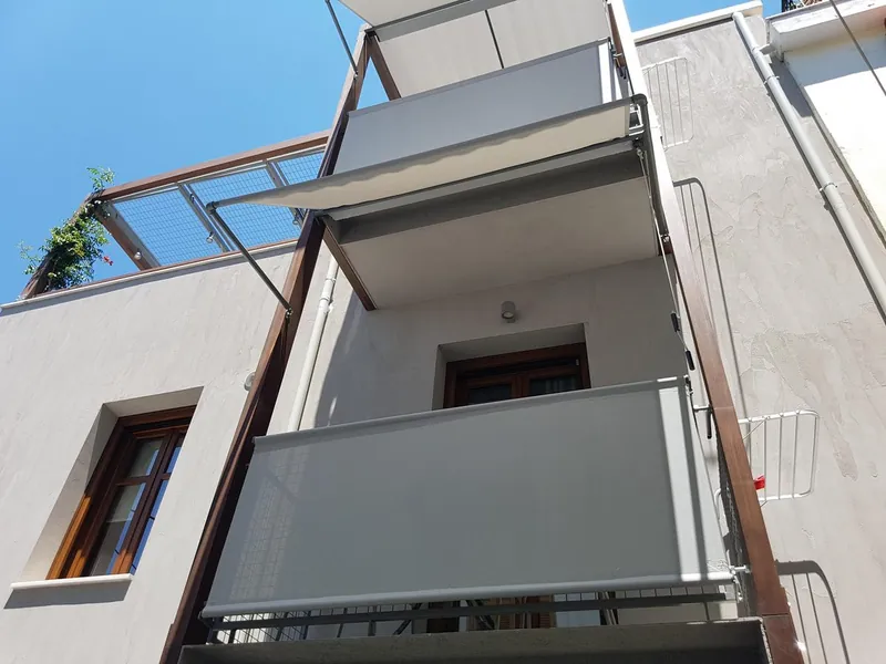 Τα μπαλκόνια από κάτω