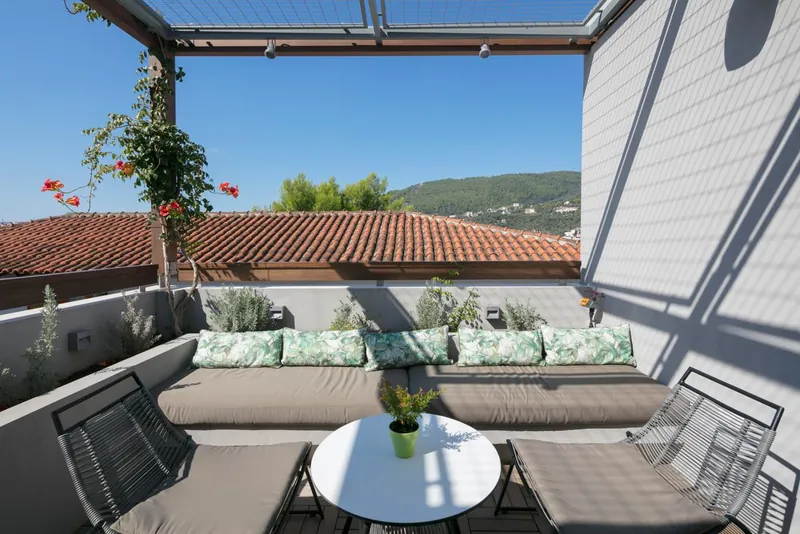 Το roof garden κάτω από την πέργκολα