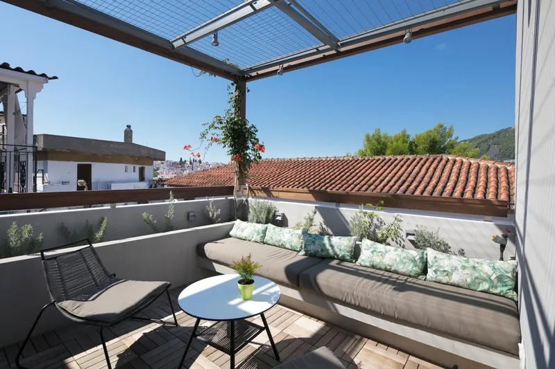 Το roof garden με θέα στους λόφους