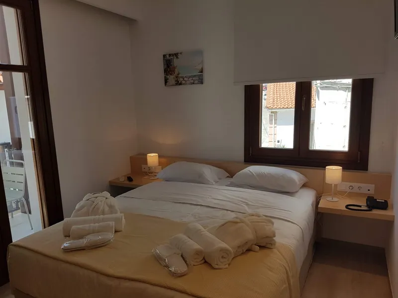 Room 3: the bed by the window