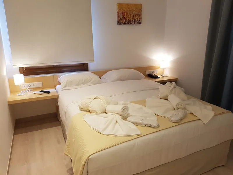 Room 4: the double bed