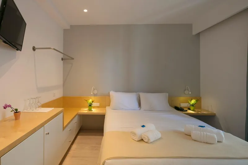 Room 5: the bed and the TV