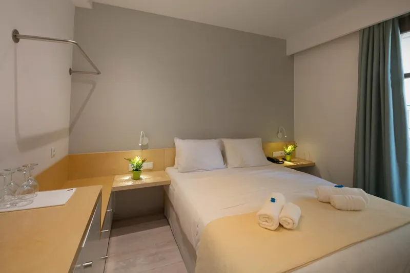 Room 5: the double bed