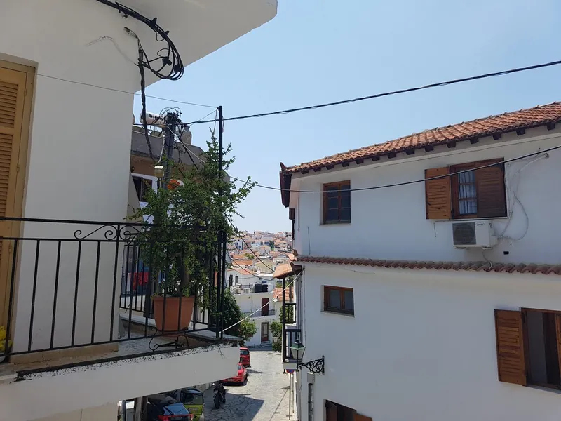 Δωμάτιο 5: η θέα στην πόλη από το μπαλκόνι
