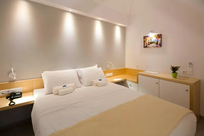 Room 6: the double bed