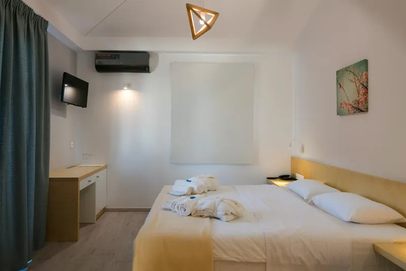 Room 7: the double bed