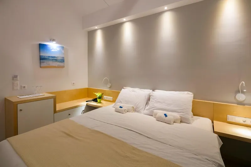 Room 8: the double bed