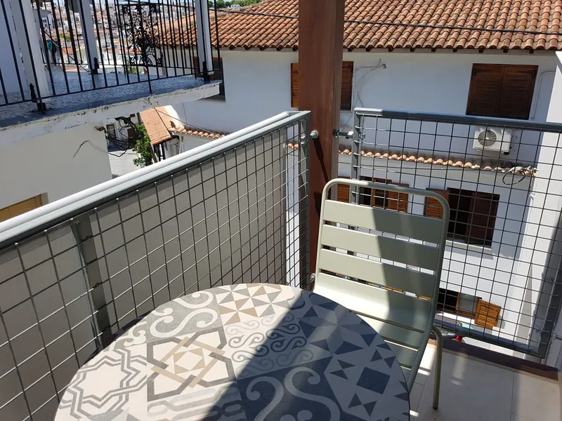 Δωμάτιο 8: το μπαλκόνι πάνω από τις στέγες